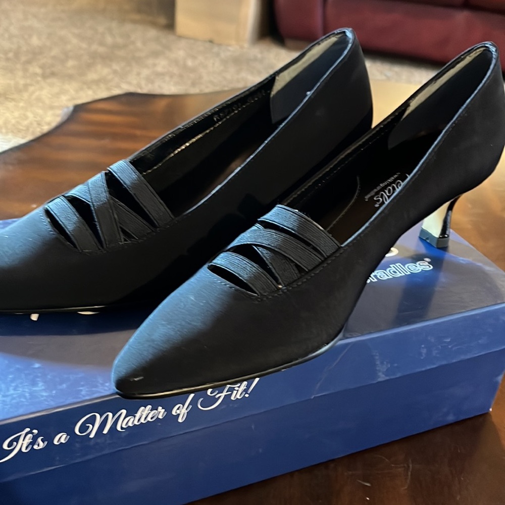 (#146)NWT ladies black dress shoes by Rose Petals/Walking Cradles. Size 6 1/2